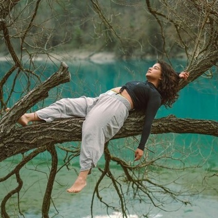 Frau entspannt sich beim Rumliegen in der Natur
