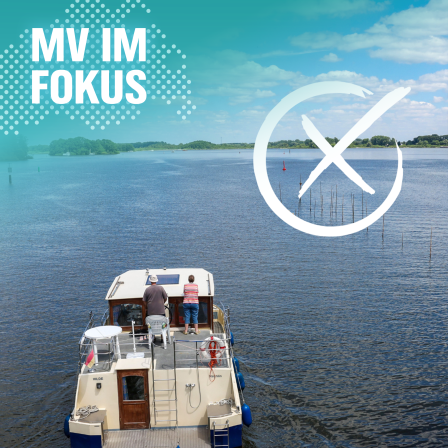 Ein Boot auf der Mecklenburgischen Seenplatte mit einem Wahlkreuz