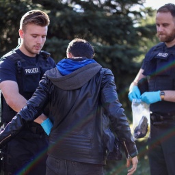 Die deutsche Polizei kontrolliert illegale Migranten an der deutsch-polnischen Grenze. 