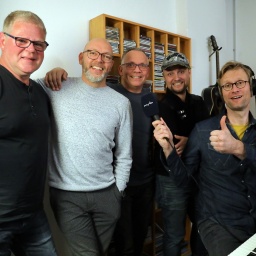 Die hallesche Band VIERTELPOET ( von Links: Peter ( Drums), Kai ( Gitarre),  Frank Schlüter ( Sänger, Liedermacher, Buchautor), Holger ( Piano) und Tobi Kluge ( MDR)