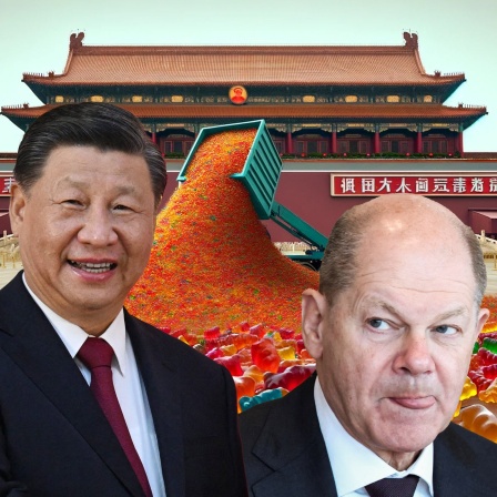 Ein LKW kippt tonnenweise Gummibärchen in Peking aus, davor lachen Olaf Scholz und Xi Jinping.