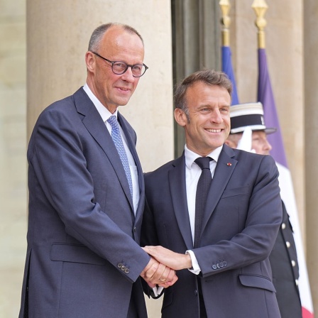 Der französische Präsident Emmanuel Macron (r) begrüßt Bundeskanzler Friedrich Merz (CDU) bei seinem Antrittsbesuch in Paris. 