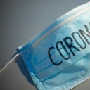 Eine medizinische Schutzmaske trägt die Aufschrift "Corona",