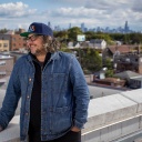 Der Frontmann der Band Wilco, Jeff Tweedy, auf dem Dach seines berühmten Lofts in Chicago | Bild: picture-alliance/dpa
