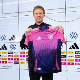 Bundestrainer Julian Nagelsmann präsentiert auf einer Pressekonferenz das neue offizielle EM-Trikot des DFB-Teams.
