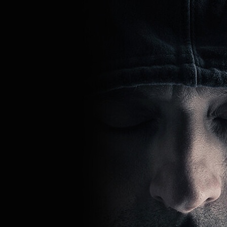 Nahaufnahme eines Mannes mit Hoodie, der die Augen geschlossen hat