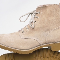 Beige Wildleder Stiefel. 