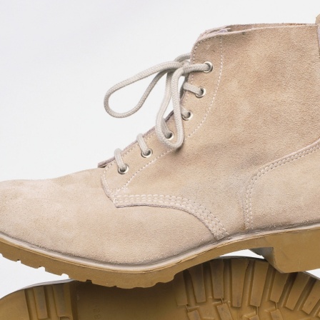 Beige Wildleder Stiefel. 