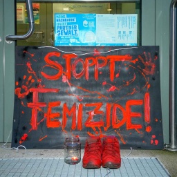29.11.2024: vor der Eingangstuer des Maedchenzentrums Szenenwechsel in Neukoelln steht ein Schild mit der Aufschrift "STOPPT FEMIZIDE!" in Orange zur Aktion "Orange The World" (Bild: picture alliance/SULUPRESS.DE/Vladimir Menck)