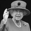 Die britische Königin Elizabeth II. winkt während der Feierlichkeiten zu ihrem Platinjubiläum vom Balkon des Buckingham Palace.