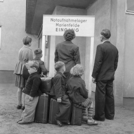 DDR-Flüchtlinge stehen am Eingang des Notaufnahmelagers Marienfelde in Berlin (aufgenommen im Jahr 1956) 