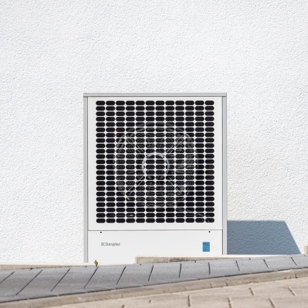 Wärmepumpe im Garten eines Wohnhauses (Bild: picture alliance / Arnulf Hettrich)