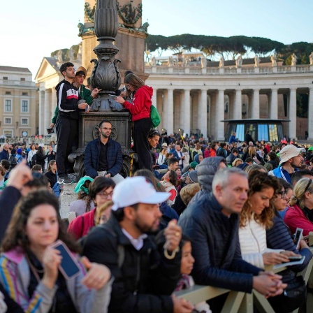 Menschen füllen den Petersplatz vor der Beerdigung von Papst Franziskus im Vatikan. 