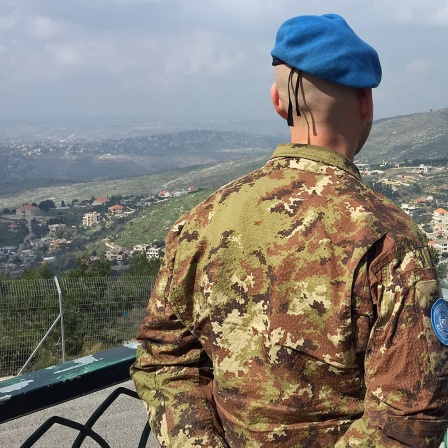 Ein UN-Soldat steht an der Grenze zwischen Israel und dem Libanon.