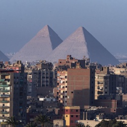 Die Morgensonne beleuchtet die Pyramiden von Gizeh am Stadtrand von Kairo (Ãgypten). 