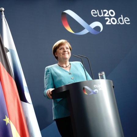 Angela Merkel (CDU) gibt im Foyer des Bundeskanzleramtes eine Erklärung vor der Presse ab