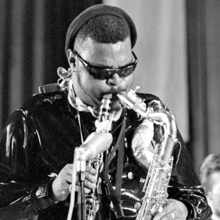 Der US-amerikanische Jazz-Multiinstrumentalist Rahsaan Roland Kirk tritt im Oktober 1967 beim Jazz Jamboree Festival in Warschau, Polen, auf.