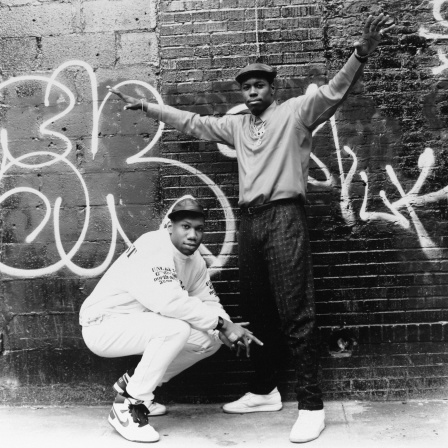 Zwei Rapper posieren vor einem Graffiti, Boogie Down Productions, Scott La Rock and KRS1, New York 1987