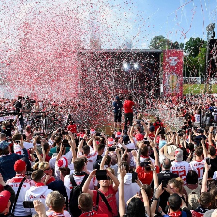 Zahlreiche Fans feiern im Konfettiregen RB Leipzig während der Feier auf der Festwiese