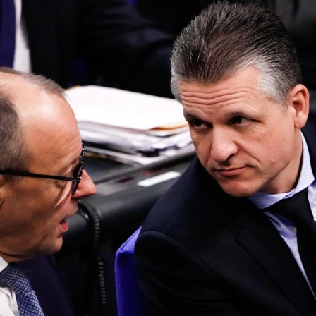 Thorsten Frei gemeinsam mit Friedrich Merz (beide CDU) im Gespräch im Bundestag.