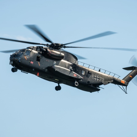 Ein Transporthubschrauber Sikorsky CH-53 der Luftwaffe bei einem Überflug