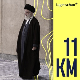 Ayatollah Ali Khamenei, Irans oberster politischer Führer, steht alleine vor einem Gebäude.