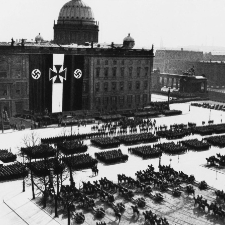 Militärischer Aufmarsch im Berliner Lustgarten anlässlich der Verabschiedung des "Gesetzes über den Aufbau der Wehrmacht und Einführung der allgemeinen Wehrpflicht" am 16. März 1935