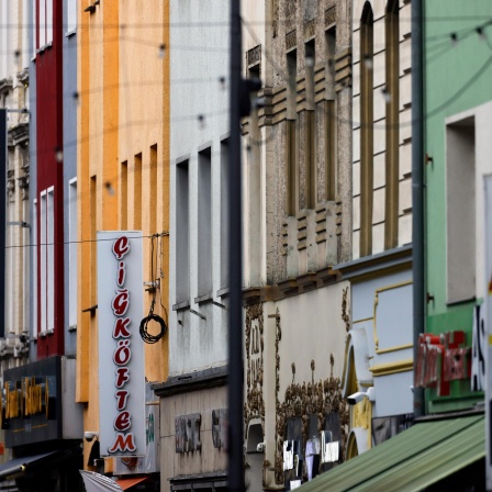 Mehrere Schilder mit türkischen Aufschriften an der Kölner Keupstraße