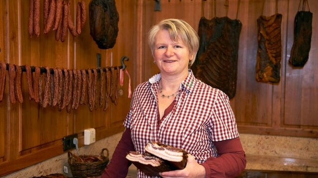 Gastgeberin Brigitte Müllerleile vom Kasperhof im Schuttertal im Schwarzwald. Die Spezialität des Hofes ist Schwarzwälder Schinken.