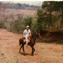 Shlomo Szmajzner reitet auf einem Pferd.