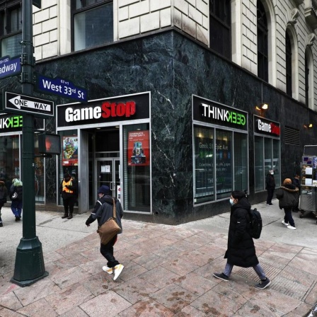 Passanten laufen an einer GameStop-Filiale in New York City vorbei.