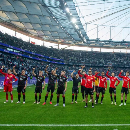 Frankfurt/Main, 9.3.2025: Spieler von Union Berlin jubeln nach Abpfiff mit Fans (Bild: IMAGO/Sebastian Räppold/Matthias Koch)