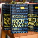 Mehrere Bücher des Romans "Noch wach?" von Benjamin von Stuckrad-Barre stehen in einer Buchhandlung, 19.04.2023.