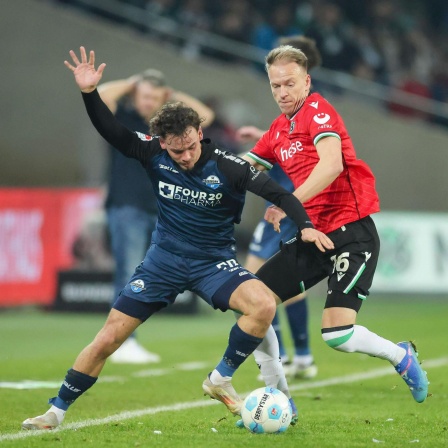 Aaron Zehnter und Havard Nielsen kämpfen um den Ball