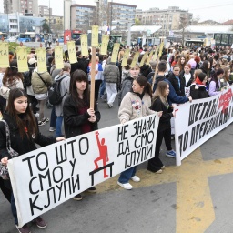 Studenten in Novi Sad protestieren und halten Schilder