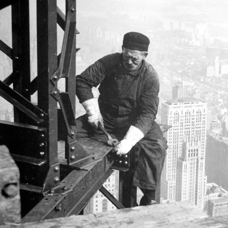 Foto eines Arbeiters bei der Arbeit auf dem Empire State Building