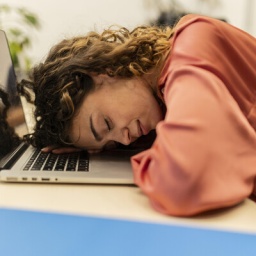 Frau schläft bei der Arbeit