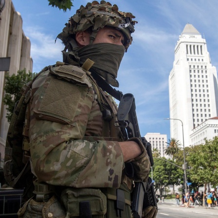 Ein Mitglied der kalifornischen Nationalgarde steht in der Nähe des Rathauses von Los Angeles Wache.