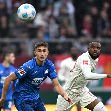 v.l. Tom Bischof und Frank Onyeka im Duell um den Ball