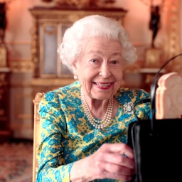 Filmszene: Queen holt ein Sandwich aus ihrer Handtasche