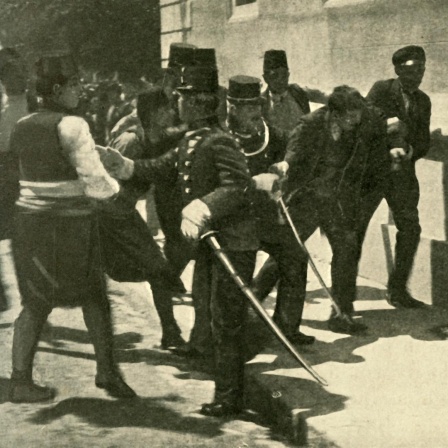 Die Festnahme des Attentäters Gavrilo Princip (2. v.r.), der den österreichischen Thronfolger Franz Ferdinand und seine Gattin Sophie am 28. Juni 1914 in Sarajevo erschossen hat.