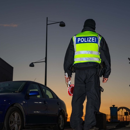 Symbolbild: Polizei bei der Grenzkontrolle