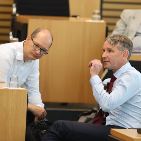 Björn Höcke (r), Fraktionsvorsitzender der AfD, und Andreas Möller, Landessprecher der Fraktion sprechen zusammen im Plenarsaal des Thüringer Landtages. 