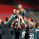 Werder-Spieler lassen Claudio Pizarro nach dem Spiel gegen Heidenheim hochleben.