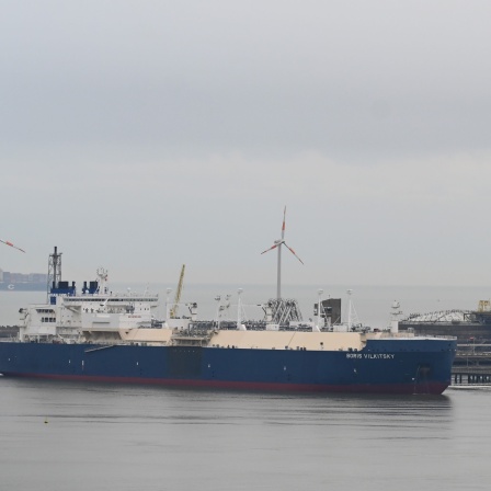 Der unter der Flagge von Zypern fahrende, eisbrechende LNG-Tanker „ Boris Vilkitsky “ im Hafen von Zeebruegge.