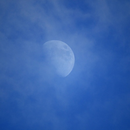 Blasser Mond vor blauem Himmel: Was würde passieren, wenn der Mond weg wäre?