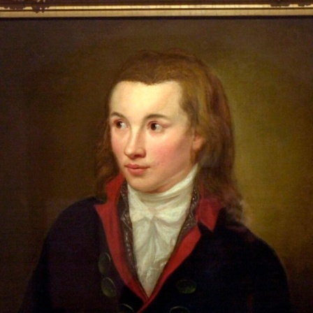 Eine Frau betrachtet ein Gemälde, das den frühromantischen Dichter Novalis (Friedrich von Hardenberg, 1772-1801) zeigt.