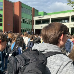 Schüler stehen vor dem ehemaligen Gebäude des Schloß-Gymnasium in Benrath (26.05.2025)