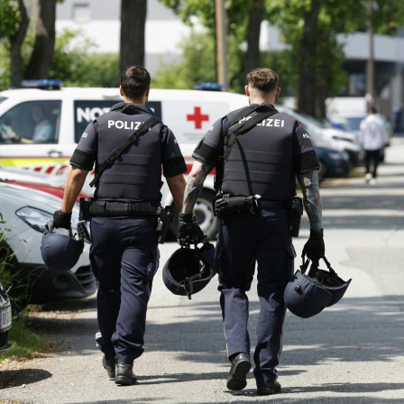 Ein Polizei-Großeinsatz ist am Dienstagvormittag, 10. Juni 2025, in einer Grazer Schule in der Dreierschützengasse angelaufen. Im Bild: Einsatzkräfte in der Nähe des Tatorts.