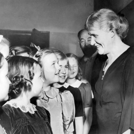 Elsa Brändström, hier bei einem Besuch des Kinderchors der Stockholmer Volksschulen im Jahr 1945,